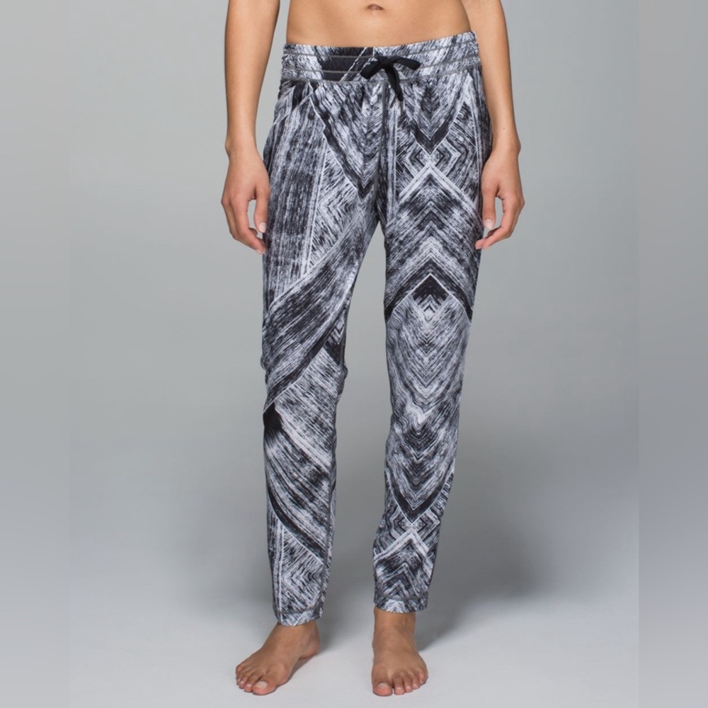 Lululemon Pants Namaskar Size 4 - Picture 1 of 12